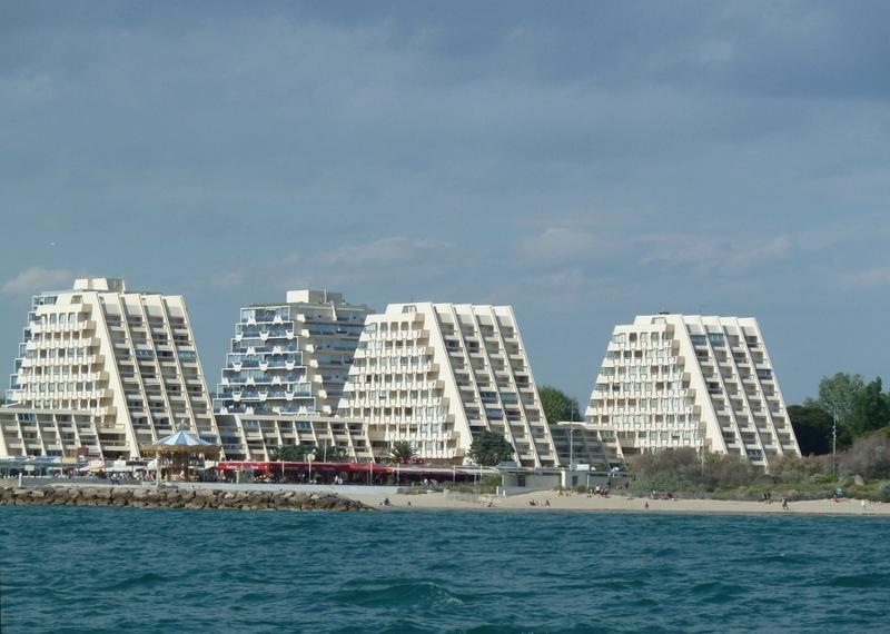 La Grande-Motte depuis la mer : les pyramides situées à l'est de la station, qui "peignent" le vent.