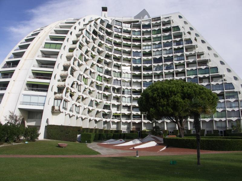 La Grande Pyramide et le jardin de vagues de Michèle Goalard.