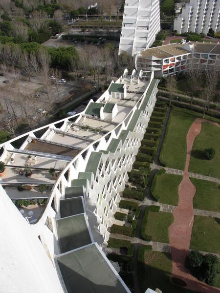 La Grande Pyramide : vue depuis la terrasse supérieure avec en contrebas le jardin des médailles d'Albert Marchais.