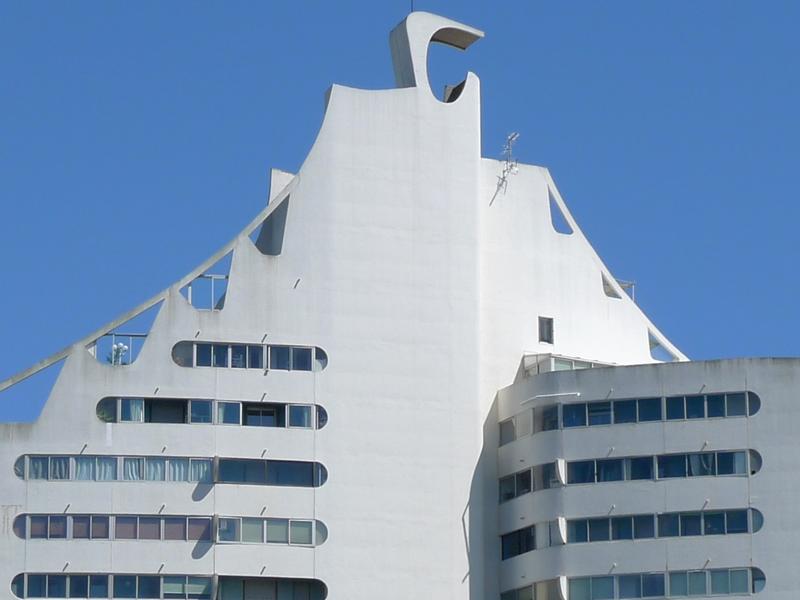 La Grande Pyramide : vue de la partie haute de la façade nord, au sommet cheminée formant amer pour les marins.