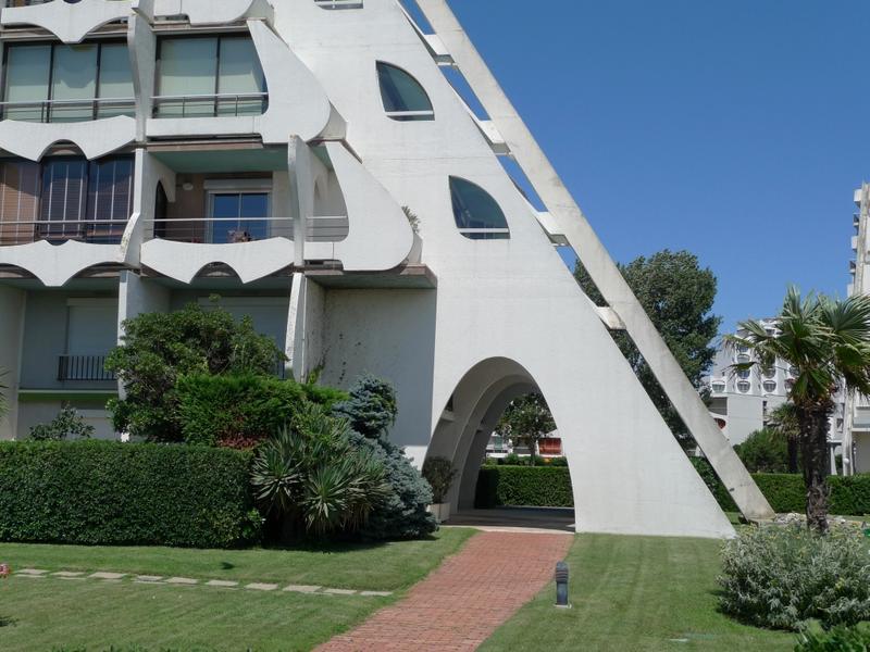 La Grande Pyramide : passage sous voiles de béton au profil parabolique ouvrant à l'ouest sur le jardin de vagues, à l'est sur celui des médailles.