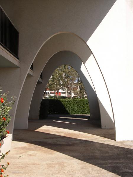 La Grande Pyramide : passage sous voiles de béton au profil parabolique ouvrant à l'ouest sur le jardin de vagues, à l'est sur celui des médailles.