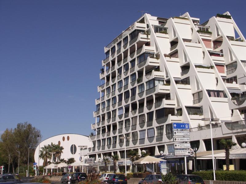 Pyramide du Levant : immeuble le Provence, en arrière-plan le Palais des Congrès.