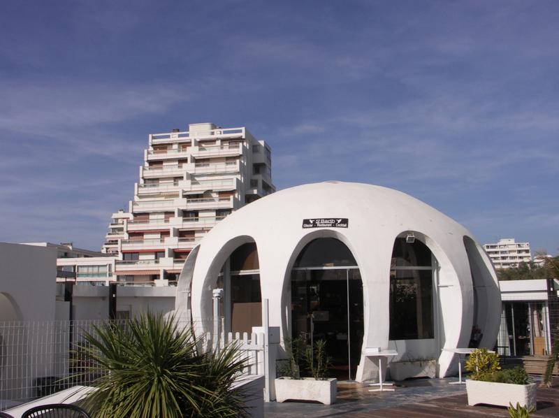 Le bar de l'ancienne piscine Neptune, située en bordure de la plage du Levant, remplacée par des commerces.