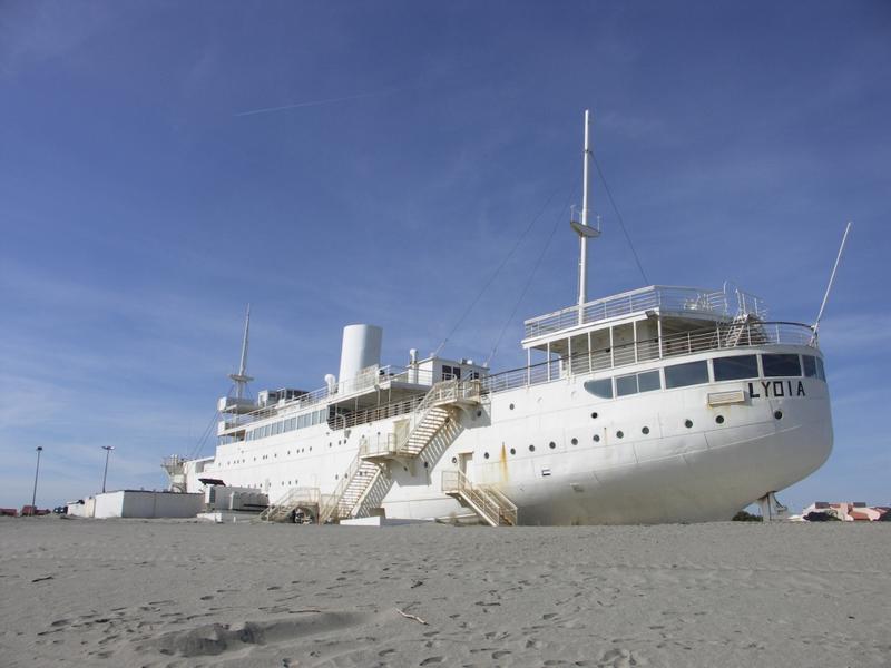 Le Lydia, ancien paquebot installé sur la plage pour servir de casino, élément central de l'animation de la station.