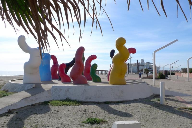 L'allée des arts ou musée des sables, promenade en front de mer conçue comme un musée de sculptures. Elément voulu par Candilis, constitutif de la station, dans l'idée d'allier art et tourisme balnéaire.