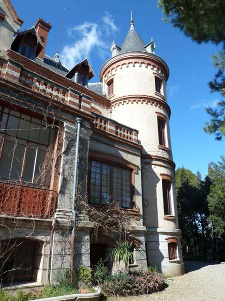 Façade sud : partie centrale fermée par une véranda.