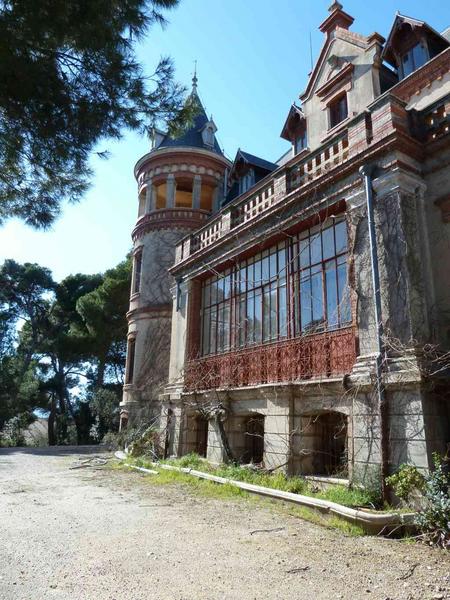 Façade sud : partie centrale fermée par une véranda.