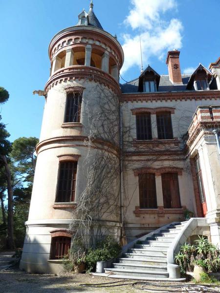 Façade sud : escalier courbe menant à la loggia transformée en véranda.