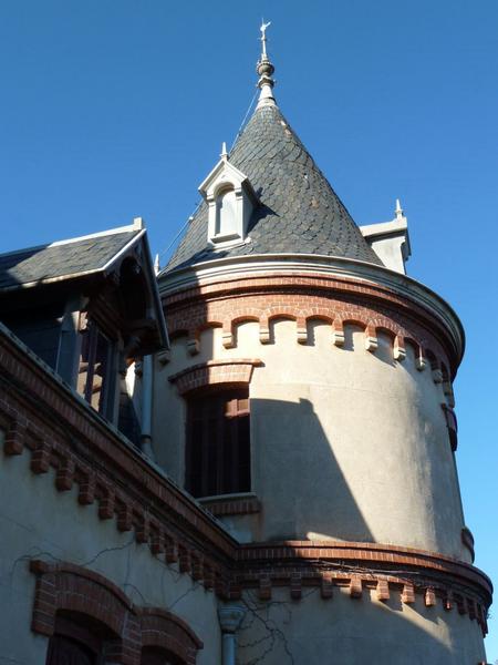 Façade sud : lucarne et tourelle.