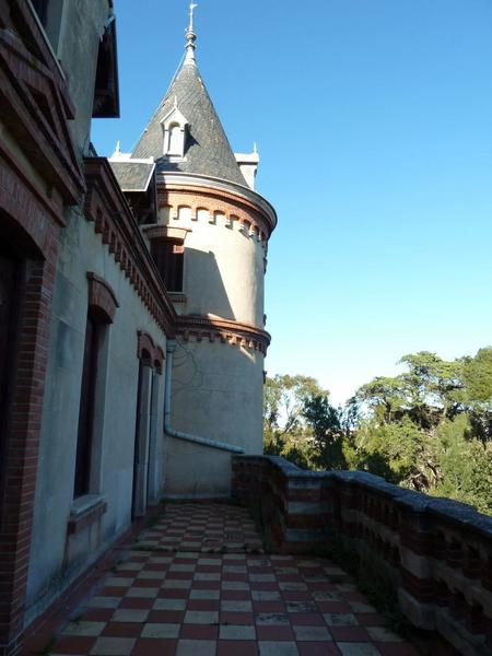 Façade sud : terrasse du 2er étage.