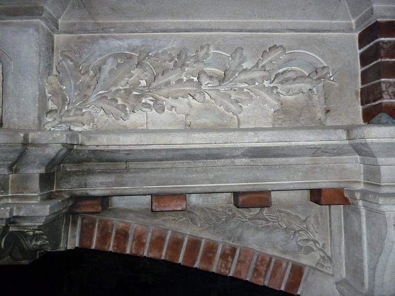 Salle des chasseurs, cheminée sculptée, feuilles de chêne et liserons.