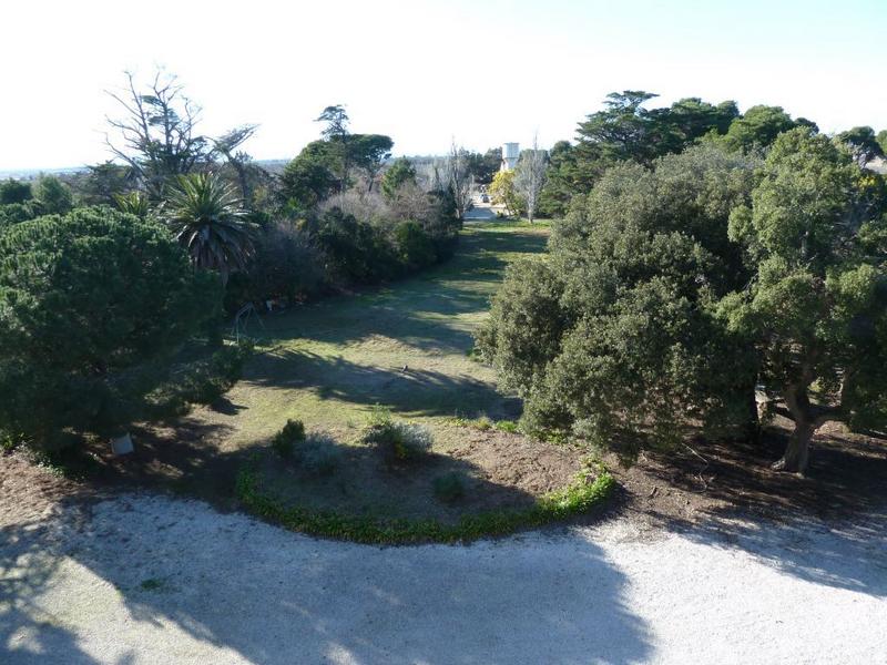 Vue du parterre situé devant la façade principale au nord.