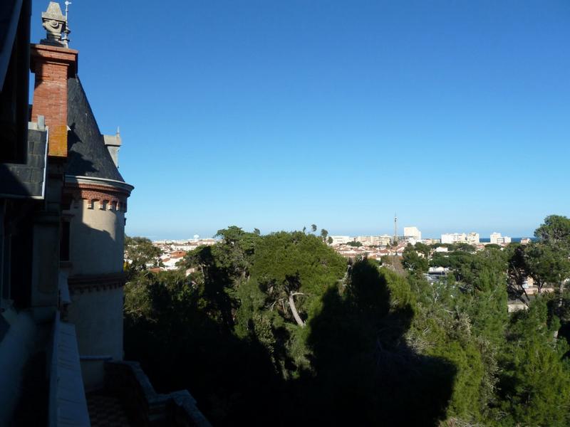 Lucarnes et terrasse vues des combles, côté sud ; à l'est se situe la station balnéaire de Canet-Plage.