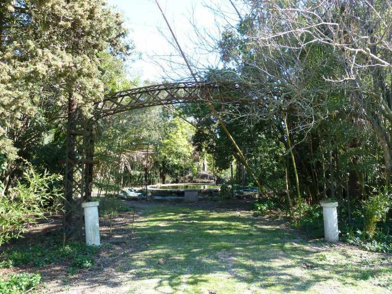 Parc côté sud : le bassin, précédé d'un portique métallique.