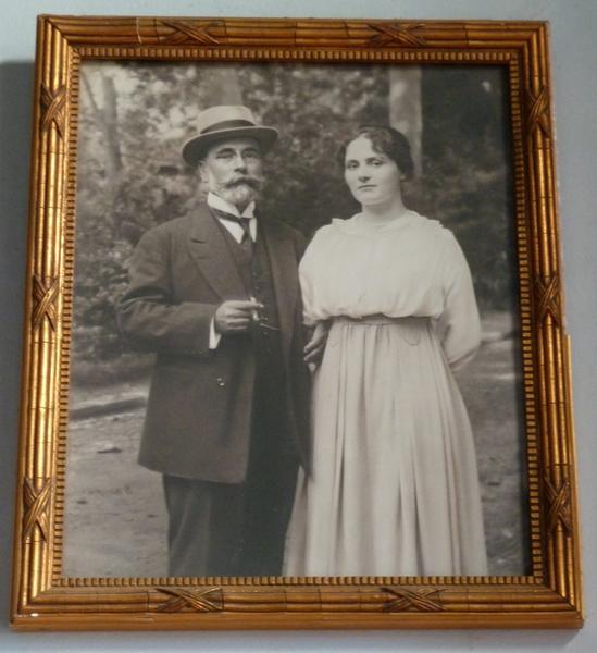 Photographie : Eugène Sauvy maire de Perpignan (fils du commanditaire du château) et sa fille Marie-Thérèse vers 1910.