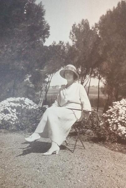 Photographie : Marie-Thérèse Sauvy petite-fille du commanditaire du château, vers 1920 (?).