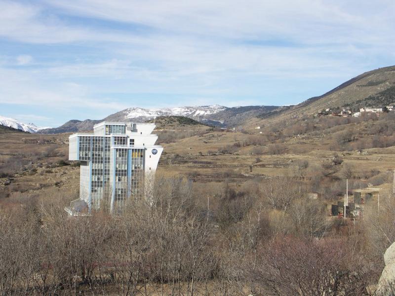 Le four d'Odeillo vu depuis l'immeuble des maisons solaires construit par Félix Trombe et 2 autres chercheurs du four solaire avec la collaboration de l'architecte Jacques Michel.