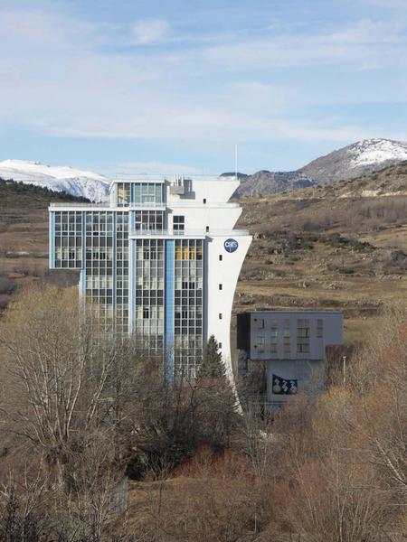 Le four d'Odeillo vu depuis l'immeuble construit par Félix Trombe et 2 autres chercheurs du four solaire avec la collaboration de l'architecte Jacques Michel.