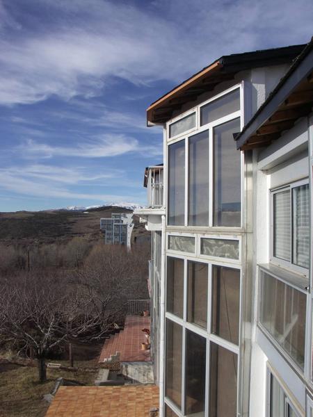 Vue du four depuis l'immeuble construit pour Félix Trombe et 2 autres chercheurs du four solaire par l'architecte Jacques Michel.