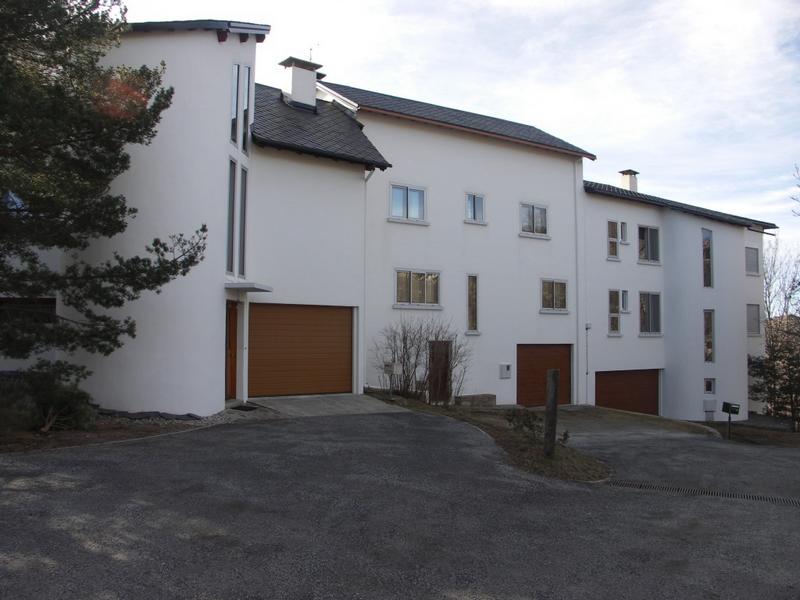 Façades arrière : au nord un revêtement à chevronnage devait être réalisée en enclins de bois de pays ou aluminium laqué pour constituer une isolation. Réalisées en béton brut peint en blanc.