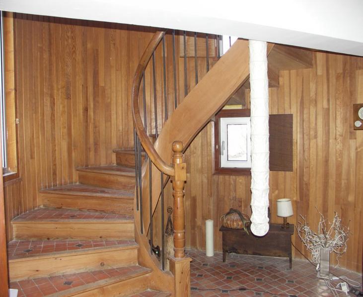 Maison de Félix Trombe : intérieur, bois provenant de sa propriété de famille à Ganties en Haute-Garonne, sol en terre cuite.