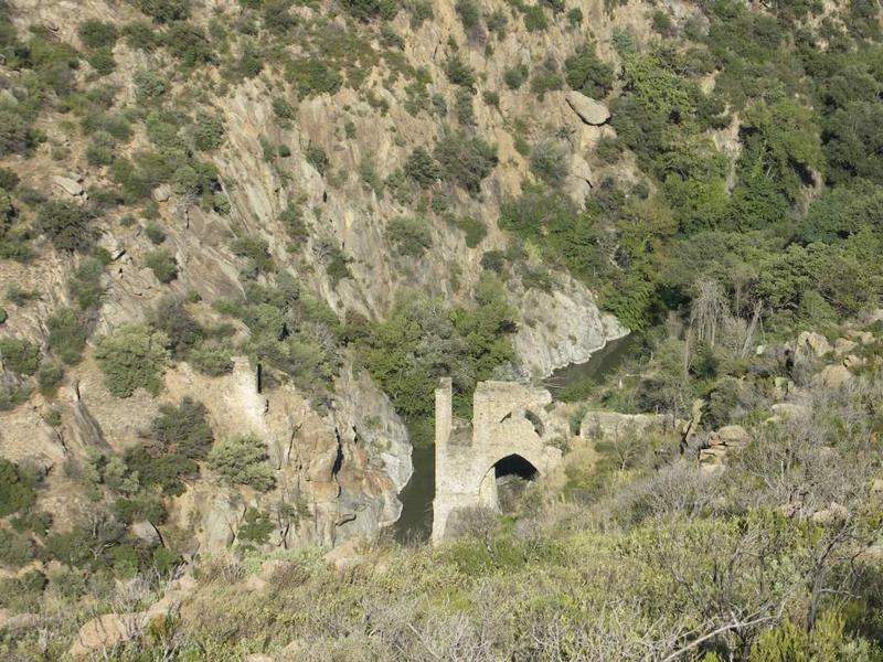 L'aqueduc dans les gorges de la Guillère, vu depuis le sud-ouest.