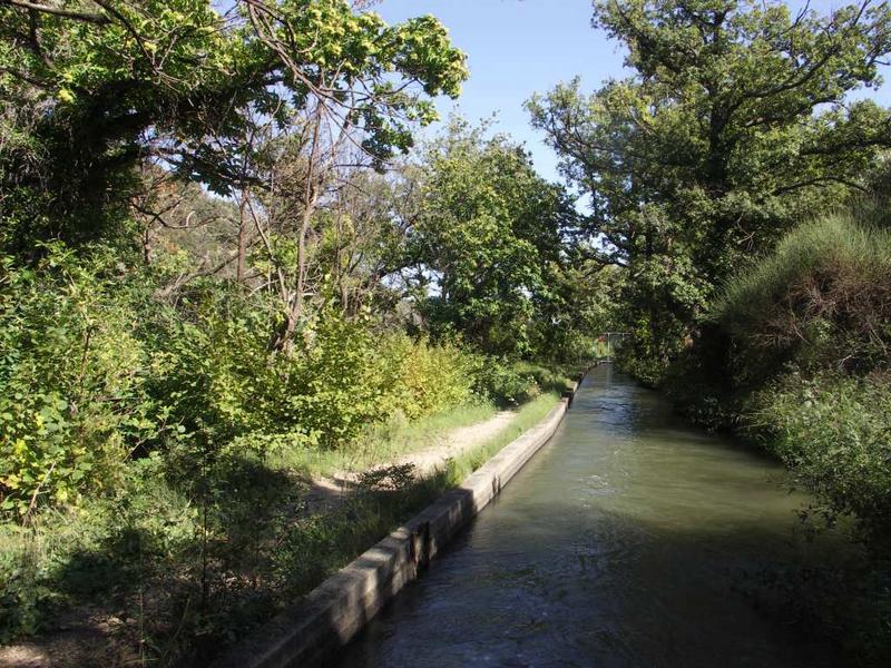 Le canal de Corbère, partie de l'ancien canal de Thuir, sur la commune de Rodès est actuellement l'accès le moins difficile au pont d'en Labau.