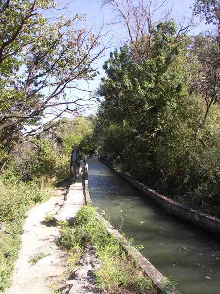 Le canal de Corbère, vue vers l'aval.