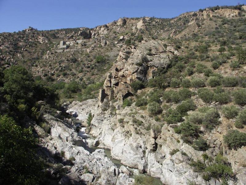 Le passage du massif rocheux de la Roche Colomère se faisait en surplomb au dessus de la rivière : des arches, subsistant en partie, soutenaient le canal.