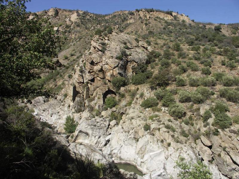 Le passage du massif rocheux de la Roche Colomère se faisait en surplomb au dessus de la rivière : des arches, subsistant en partie, soutenaient le canal.