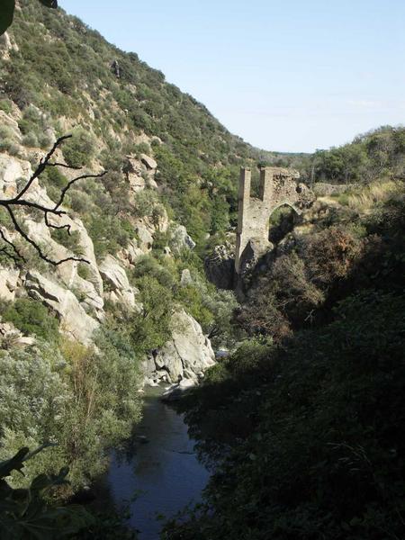 L'aqueduc vu depuis l'amont, après les arches de la Roche Colomère.