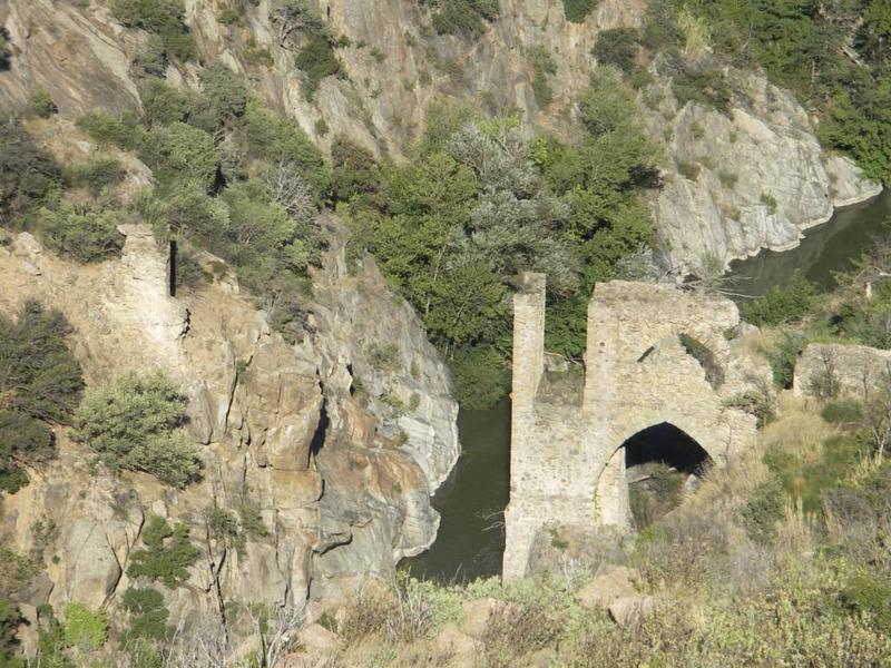 L'aqueduc vu depuis l'amont : pile sur la rive de Rodès.