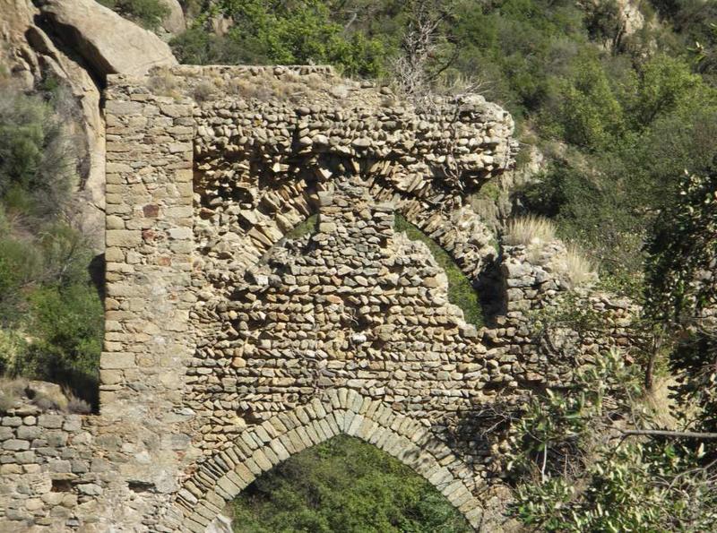 L'aqueduc vu depuis l'amont : pile sur la rive de Rodès.