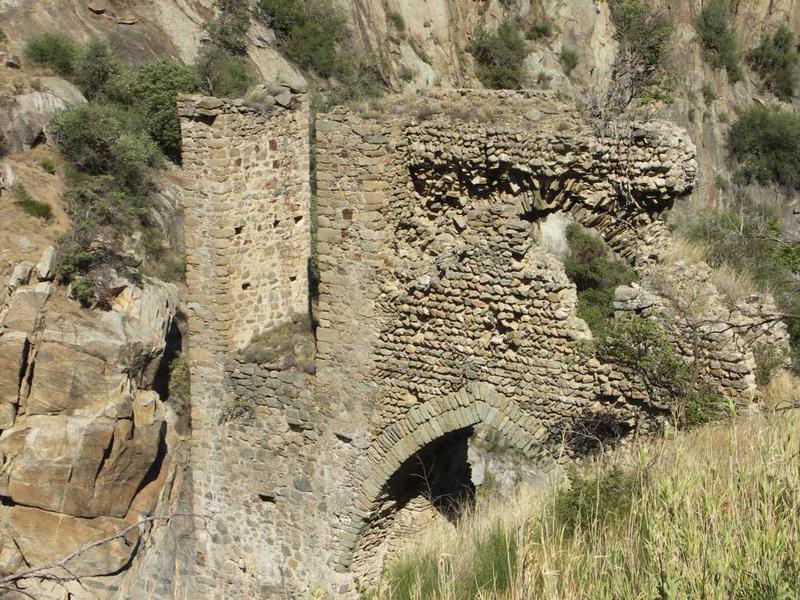 L'aqueduc vu depuis l'amont : pile sur la rive de Rodès.