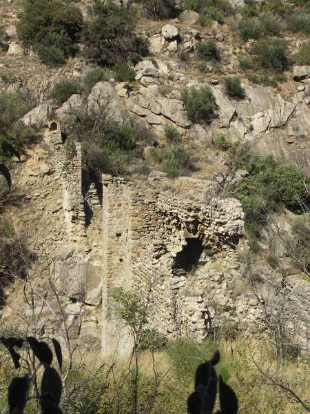 Les deux piles de l'aqueduc : au 1er plan sur la rive de Rodès et celle d'Ille-sur-Têt.