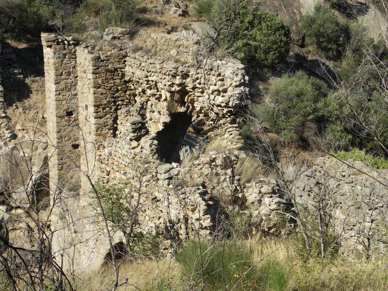 L'aqueduc vu depuis l'amont : pile sur la rive de Rodès.