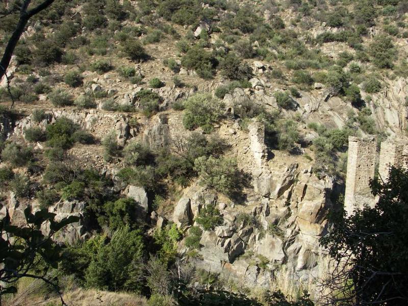 L'aqueduc vu du nord, depuis le canal de Corbère.