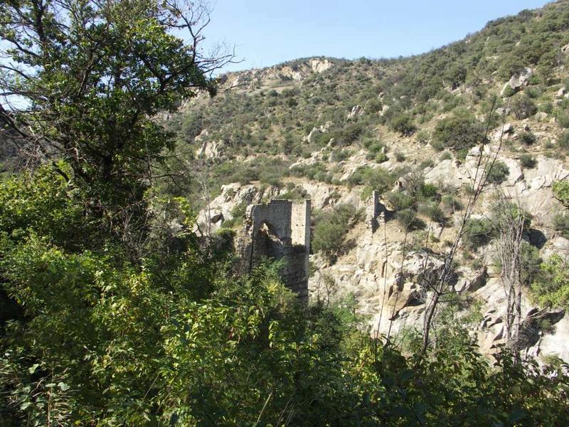 L'aqueduc vu du sud, depuis le canal de Corbère.