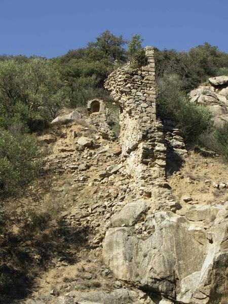 La pile nord de l'aqueduc depuis l'aval (sur la commune d'Ille-sur-Têt), un petit oratoire marque l'entrée du pont aqueduc.