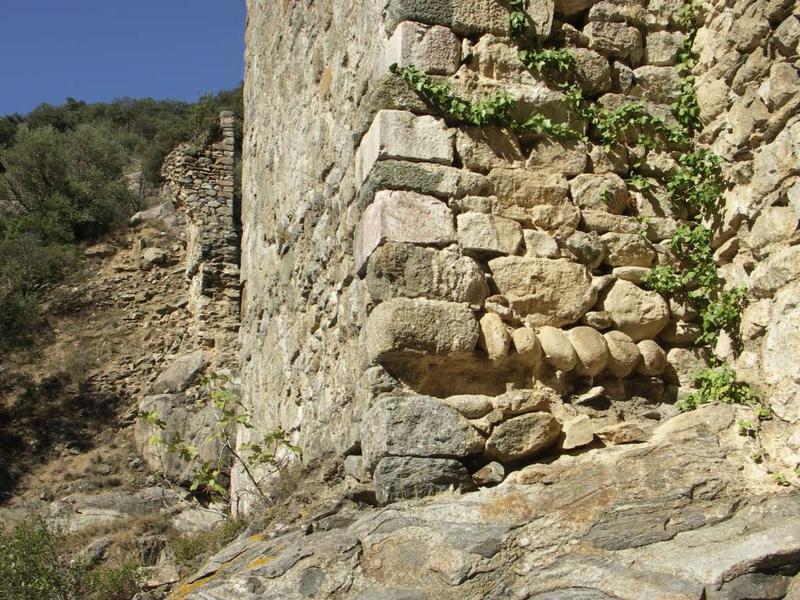 Pile de la rive droite : alternance de blocs taillés de marbre rouge et de granit pour les chaînes d'angle et maçonnerie de remplissage en galets et blocs bruts.