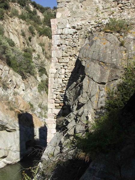 Les piles présentent des ressauts qui devaient supporter des pièces de bois, la partie centrale au dessus de la rivière devait être un ouvrage en bois.