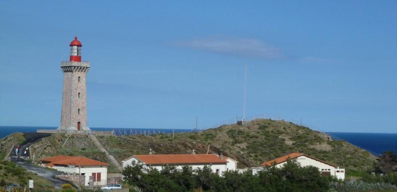 Vue d'ensemble des bâtiments du phare du Cap Béar, vus depuis le chemin qui descend du sémaphore.