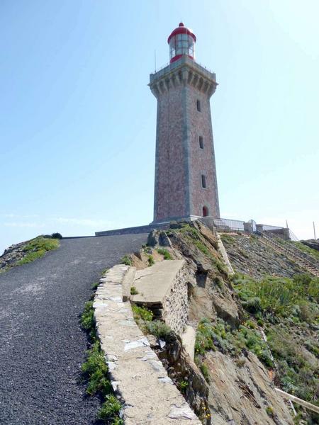 Le phare du Cap Béar et son chemin d'accès sur le côté nord.