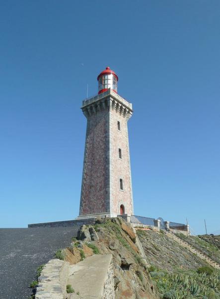 Le phare du Cap Béar et son chemin d'accès sur le côté nord.