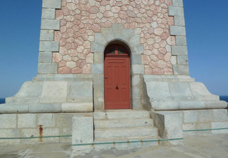 Le phare du Cap Béar, façade côté ouest : le soubassement construit en blocs de granit de Roquefort et la porte d'entrée.