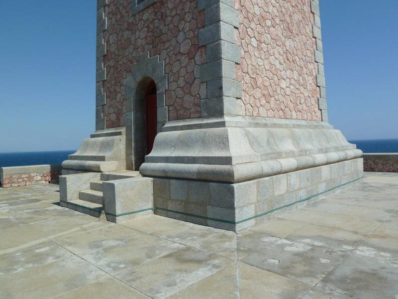 Le phare du Cap Béar, façade côté ouest : le soubassement construit en blocs de granit de Roquefort et la porte d'entrée.