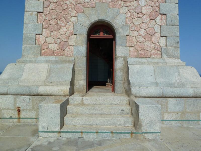 Le phare du Cap Béar, façade côté ouest : le soubassement construit en blocs de granit de Roquefort et la porte d'entrée.