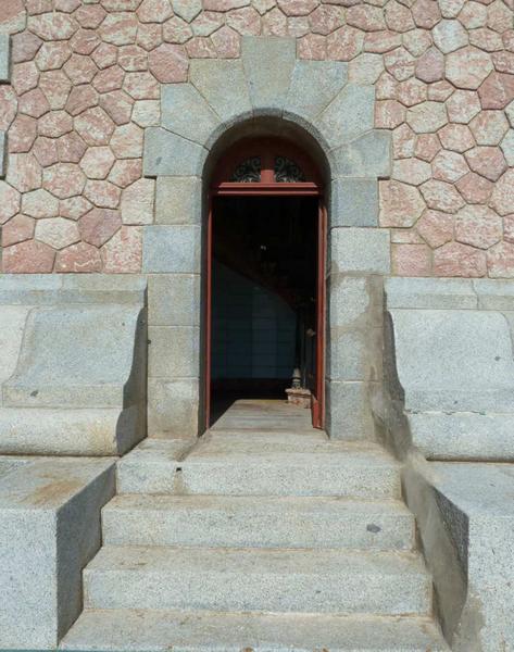 Le phare du Cap Béar, façade côté ouest : le soubassement construit en blocs de granit de Roquefort et la porte d'entrée.