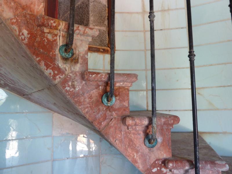 Le phare : escalier de la tour en marbre incarnat de Villefranche-de-Conflent.